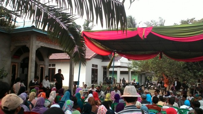 HBA berdialog dengan warga Lubuk Kambing. Banyak sudah yang dilakukan oleh HBA untuk warga Lubuk Kambing saat menjabat Gubernur Jambi